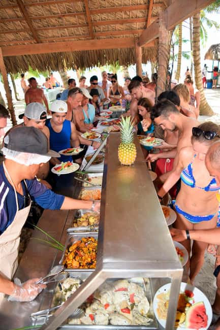 Bavaro: Saona Island Speedboat Tour with Open Bar - Snorkeling in natural pools with starfish: the main event
