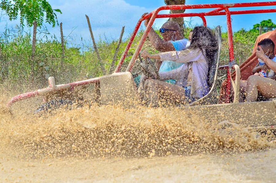 Booggy Adventure en Macao: Cuevas, Playa y Barro Extremo - Macao Beach Stop: Photos, Wind, and a Short Break