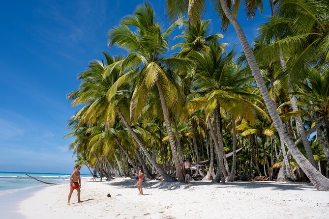 Catalina Sailing Experience in Punta Cana with Food and Drinks - Group size and boat reality on a max of 60