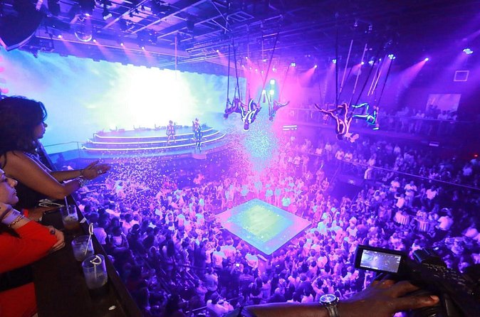 Coco Bongo Show and Disco - Entering Coco Bongo: the show starts before the show