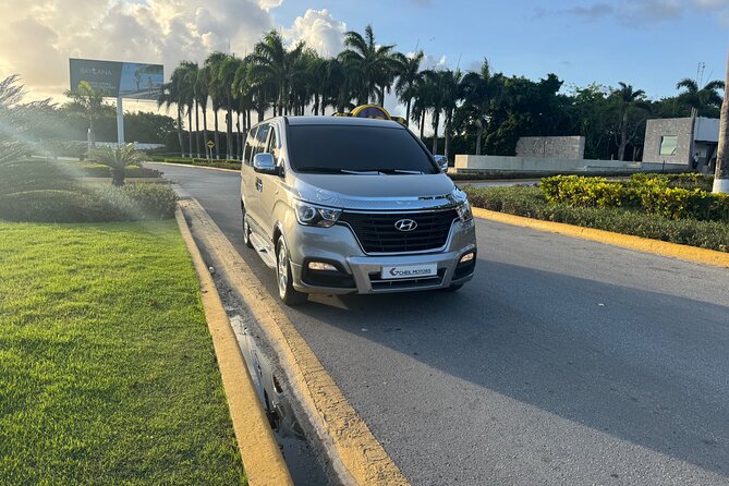 Confortable and privaste transportación from puj Airpot - Private ride value, group discounts, and shared options