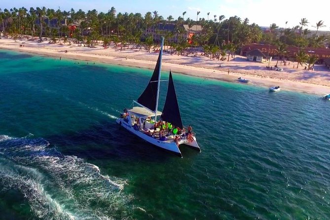 Crucero de Fiesta y Snorkel en Punta Cana - The group size reality: up to 250 on the water