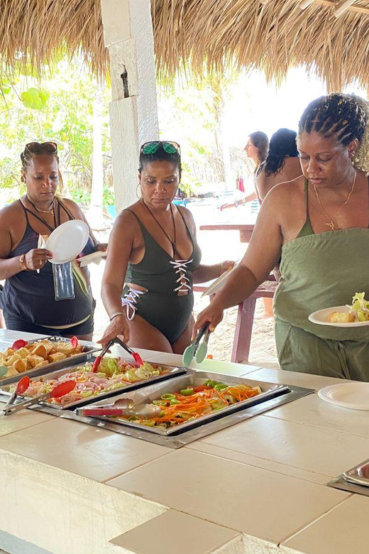 diving without a license catalina island from punta cana - Beach bar lunch on Catalina: the recovery part of the day