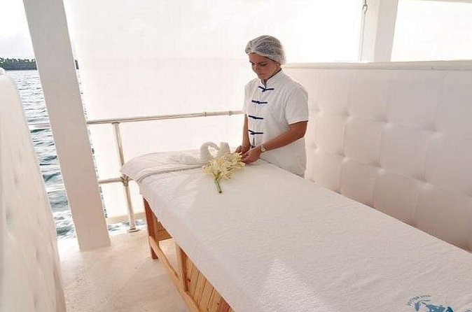 Dr. Fish Ocean Spa including Lunch - Relaxation on floating loungers: when the boat becomes the spa