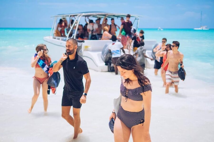 From Punta Cana: Saona Island Day Trip with Buffet Lunch - Buffet lunch on the beach: good value, basic setup
