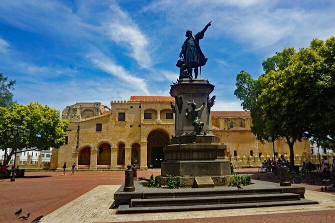 Full day Santo Domingo - Shared tour - Colonial Zone Essentials: National Pantheon, Parque Colón, and the Presidential Palace