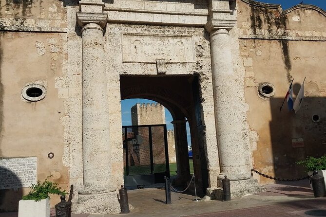 Full Day Santo Domingo Tour - The Dominican Police Palace and Calle Las Damas