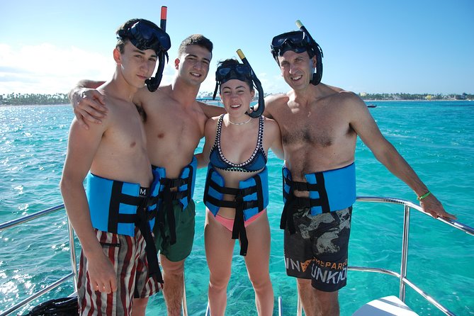 Great Snorkeling Cruise with Sharks & Stingray Encounter and Natural Pool - Stop 3, Cabeza de Toro snorkeling: coral and fish time