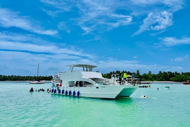 Hip-Hop Party Boat with Dj Live Adults Only and Unlimited Drinks - Boat, movement, and the small accessibility realities