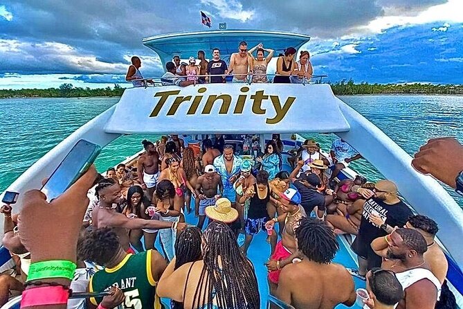 Hip Hop solo para adultos PartyBoat con Bebidas ilimitadas y Bar - The Party-Boat Setup: Hip-Hop Music and a True Open Bar