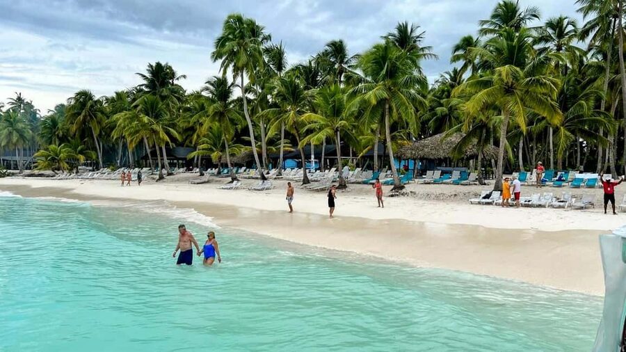 isla saona día completo - Getting oriented with a live guide in three languages