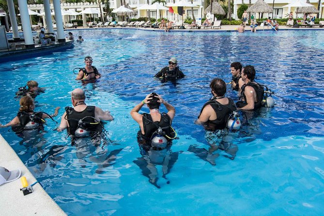 Open Water Diver - Bávaro - The 3-day rhythm: theory online first, then skills in the water