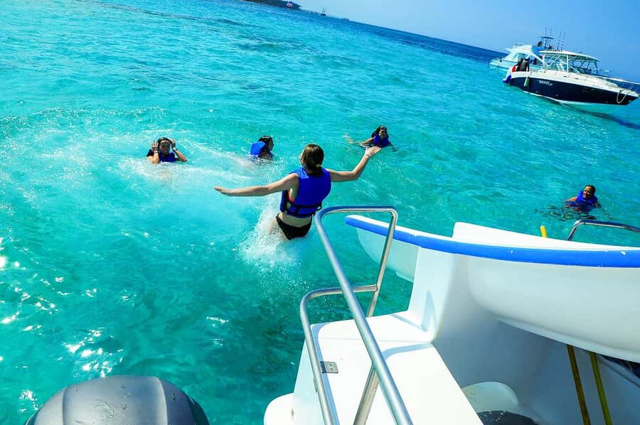 Party Boat and Snorkelling in Punta Cana - Included food and drinks: snacks, nachos, tropical fruit, and the open bar reality