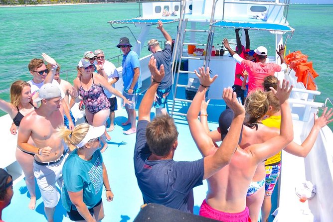 Party boat in Catamaran with Open Bar adults only - The real vibe: party catamaran, not a quiet cruise