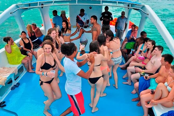 Party boat, Snorkeling, Sand-bar open bar in Bávaro Beach - Open Bar, Music, Snacks, and Tropical Fruit