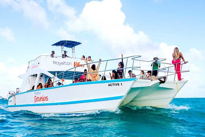 Party boat, Snorkeling, Sand-bar open bar in Bávaro Beach - Transportation and Boarding: Smooth for Some, Rocky for Others