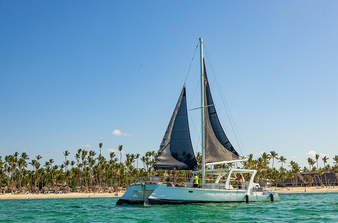 Private Catamaran + Private Parasailing - up to 20 passengers - Parasailing over the Bavaro coast: harness first, then 8 to 10 minutes up