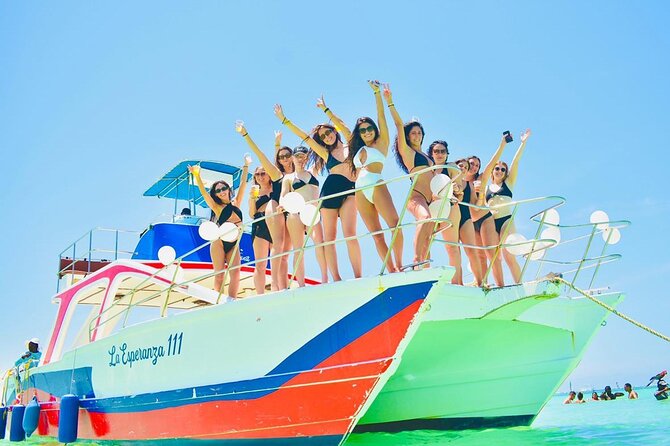 Private Catamaran wonderful Snorqueling slide & entartaiment team - The crew and the photographer moment, including how to handle it