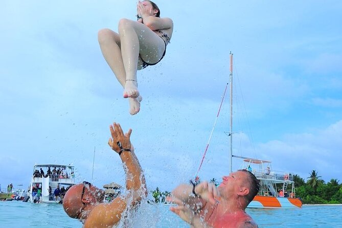 Private Cruise with BBQ - Slide And Open Bar - The crew makes the whole thing feel welcoming