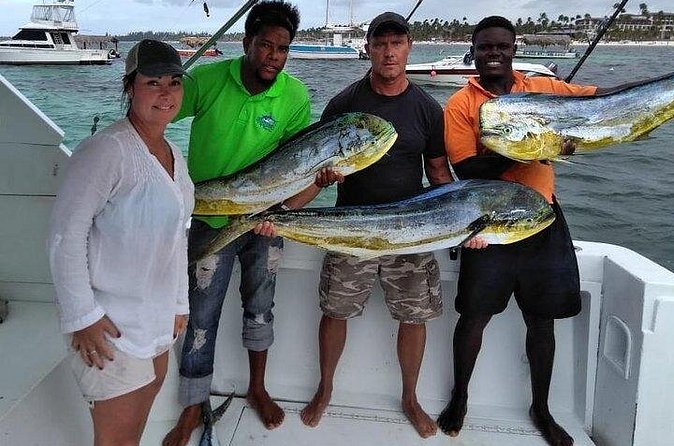 Private Fishing Charter in Punta Cana (Emmanuel) - Comforts on deck: open bar and snacks that make the waiting tolerable