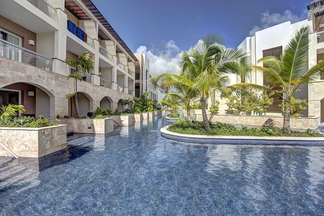Private Transfer Punta Cana Airport to/from Royalton Punta Cana - The direct 33-minute ride to Royalton Punta Cana (and Hideaway)