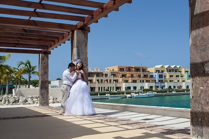 Professional Photoshoot at your Hotel or Villa - Value check: $290 per group, up to 15 people