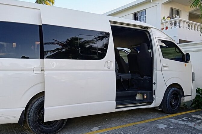 Punta Cana: Airport (PUJ) Shuttle To Uvero Alto - Meet and Greet That Gets You Out of PUJ Quickly