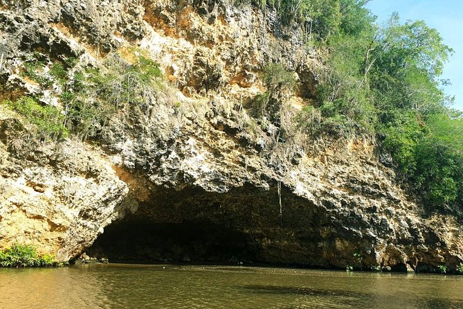 Safari discovery to Boca De Yuma – Nature, Discovery And History Of A Population - Agrarian village stop: everyday production beyond the factories