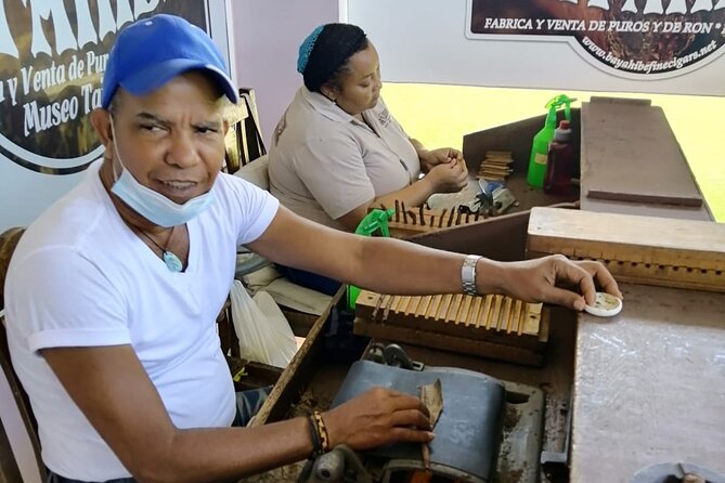 Safari discovery to Boca De Yuma – Nature, Discovery And History Of A Population - Dominicus factory stops: coffee first, then cigars