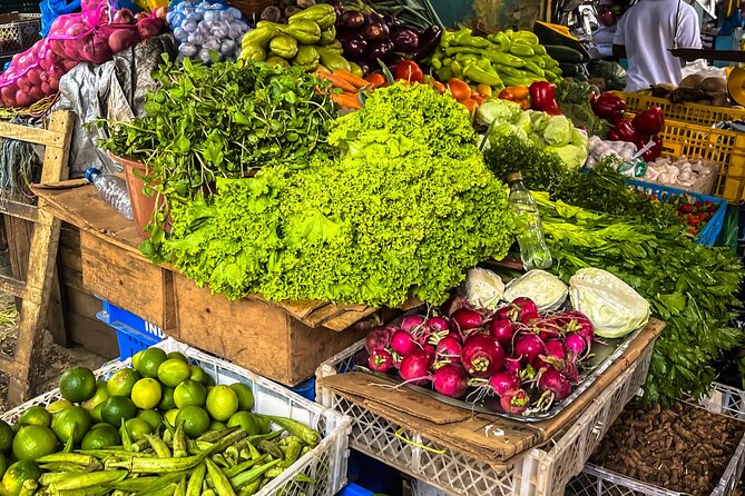 Safari tour with Jhoraji : mountain rivers and local market - The 7:00 am safari truck run, and why timing matters