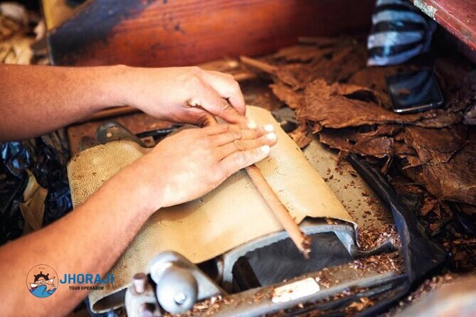 Safari tour with Jhoraji : mountain rivers and local market - Typical Dominican house stop: coffee, cocoa, and Mama Juana processing