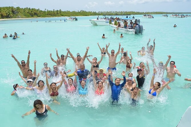 Saona Catamaran Cruise with Lunch and Natural Swimming Pool - Saona Island lunch by the waterfront: what to expect from the buffet