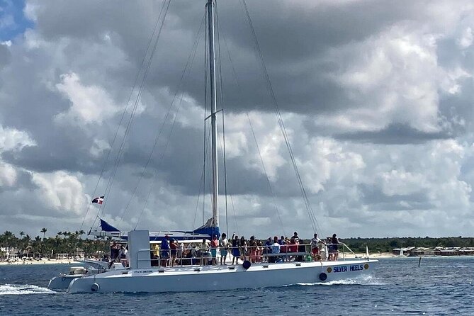 Saona Island from Punta Cana - Boat ride experience: why speedboat and catamaran can be both fun and crowded