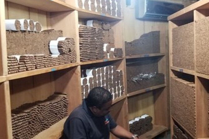 Shopping Tour In Don Lucas Cigar Factory, Rum tasting, Cocoa factory, Souvenirs - Craft breaks you might not expect: larimar shopping, mud-and-clay work, and a paint room