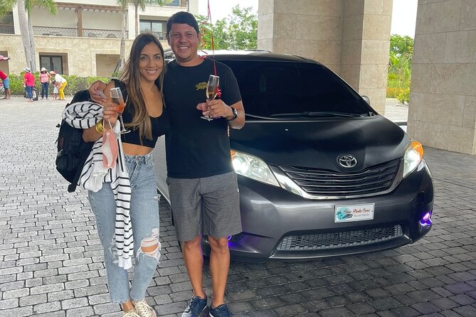 Traslados Aeroepuerto/Hoteles en Punta Cana y Bavaro - How the pickup works: your name sign and a mobile ticket