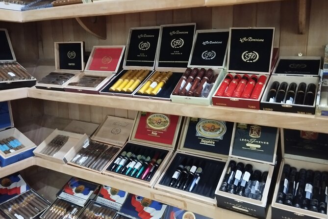 World Mart Souvenirs Store - Guided Tour - The guide-led value: how to shop smarter without feeling pressured